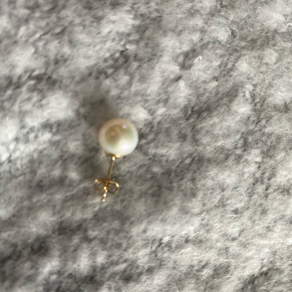 8mm cultured pearl earrings from Macy’s NWOT - Picture 3 of 3